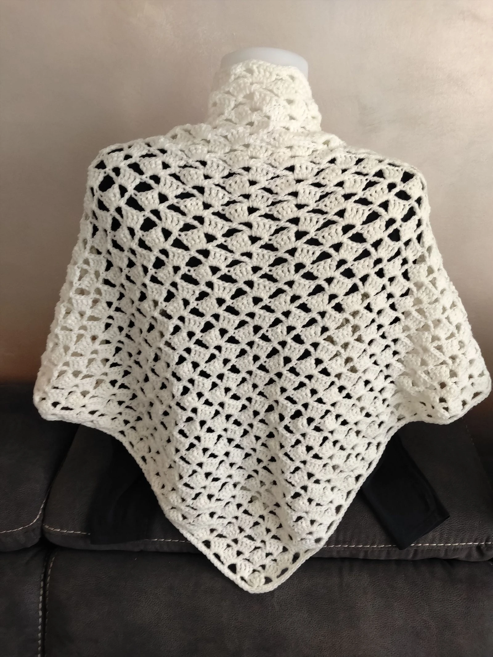 Handmade ecru white crocheted shawl — Openwork & asymmetrical stitch – photo 2
